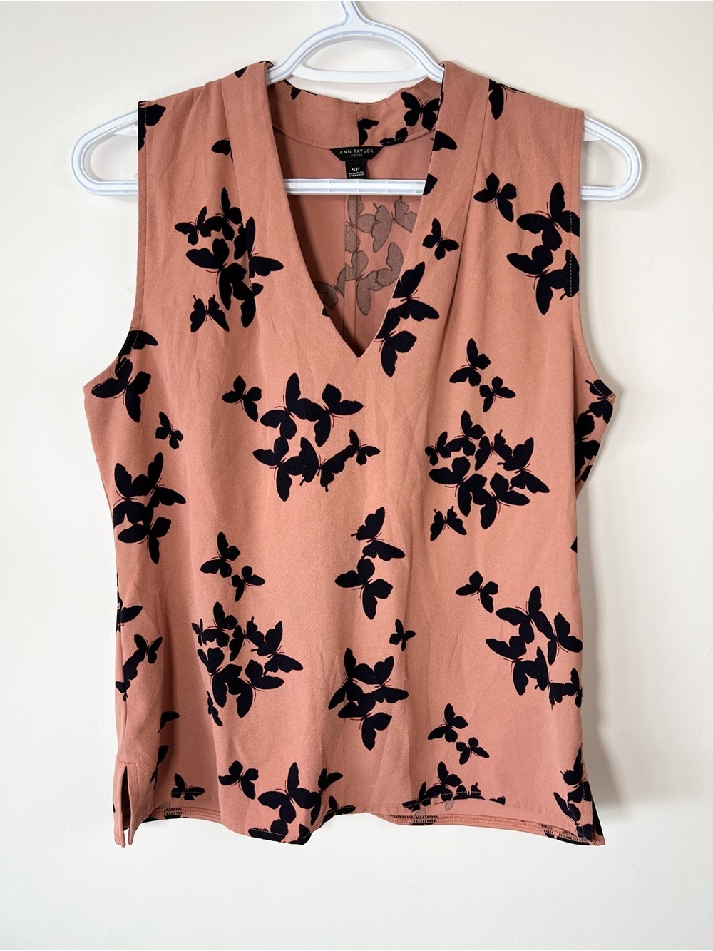 ANN TAYLOR Petite Coral V-Neck Sleeveless Top with Black Floral Print Women’s S